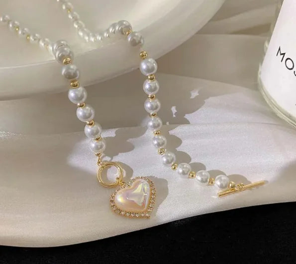 Collar con colgante de perlas brillantes: un toque de amor y elegancia