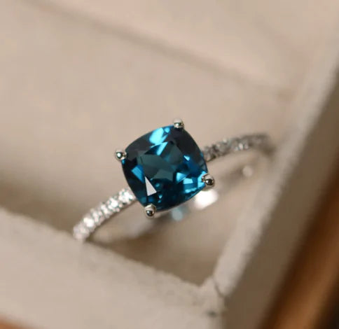 Anillo de piedra cuadrada de cristal azul: elegancia que brilla