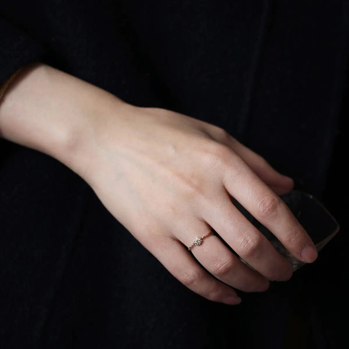 Goldener Zirkonring: Zeitlose Eleganz, fesselnder Reiz