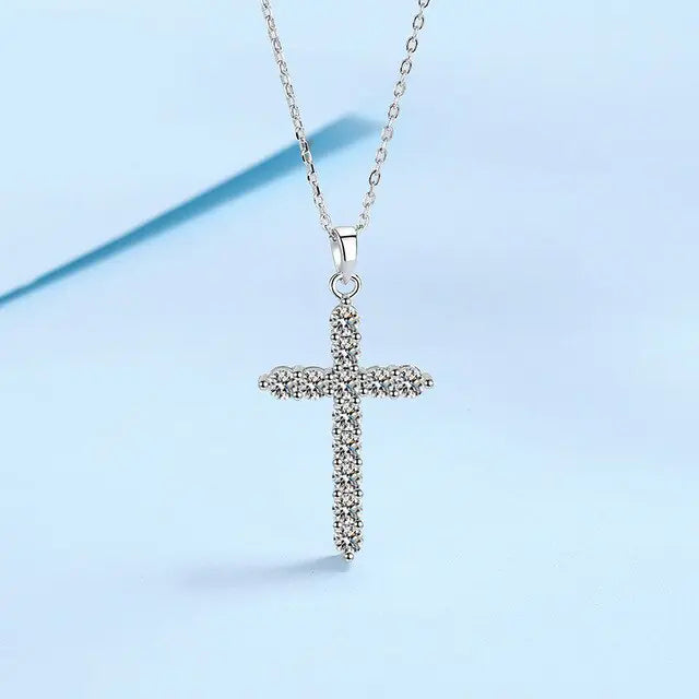 Collar con colgante de cruz de moissanita: elegancia atemporal, lujo moderno