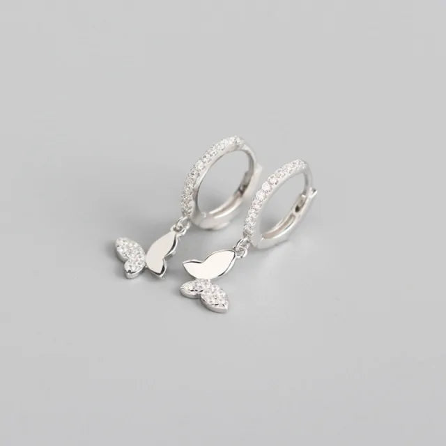 Aros de mariposa de plata: elegancia caprichosa