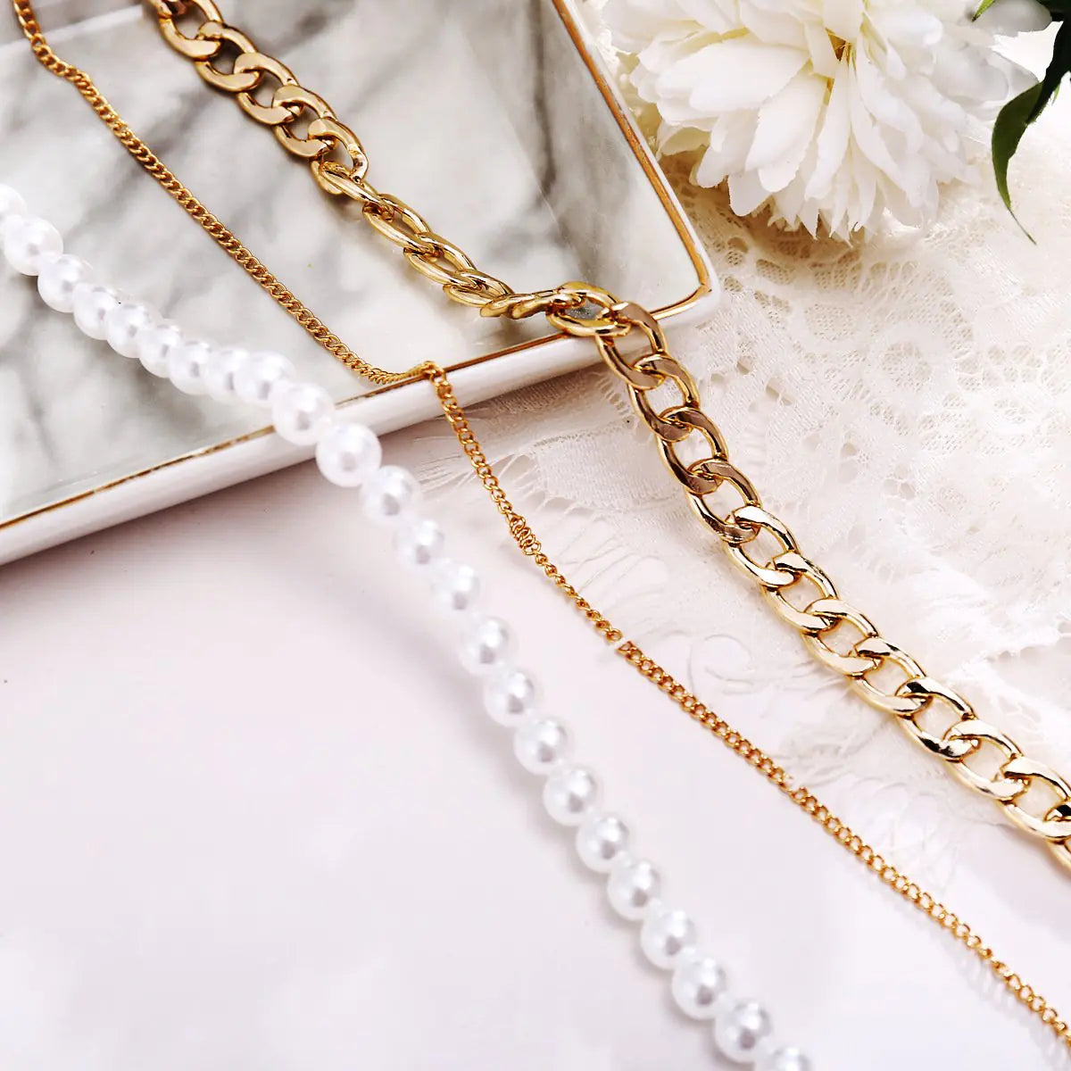 Conjunto de collar de perlas y eslabones: una combinación de lujo y elegancia