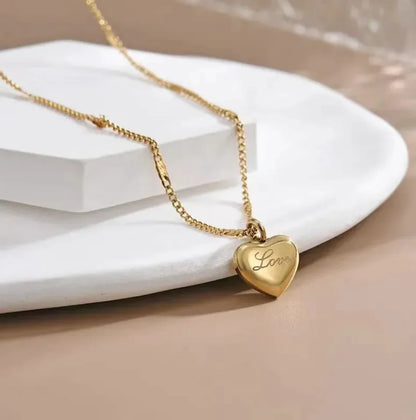 Vintage-Inspired Heart Pendant Necklace: Charm and Sophistication