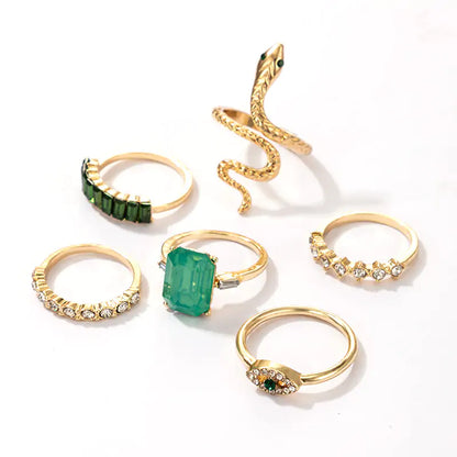 Vintage Ring Set with Green Rhinestone: A Touch of Elegance and Mystique