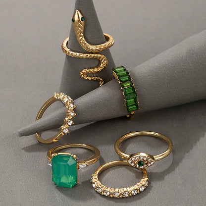 Vintage Ring Set with Green Rhinestone: A Touch of Elegance and Mystique