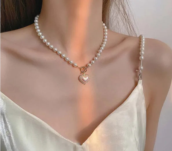 Lustrous Pearl Pendant Necklace: A Touch of Love and Elegance