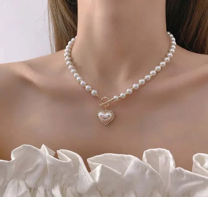 Lustrous Pearl Pendant Necklace: A Touch of Love and Elegance