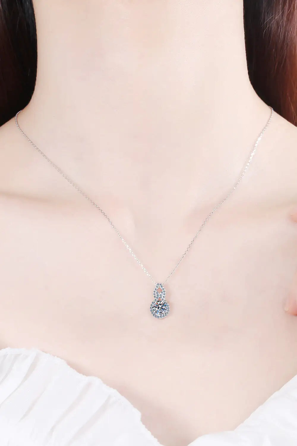 Moissanite Pendant Necklace: A Statement of Sophistication