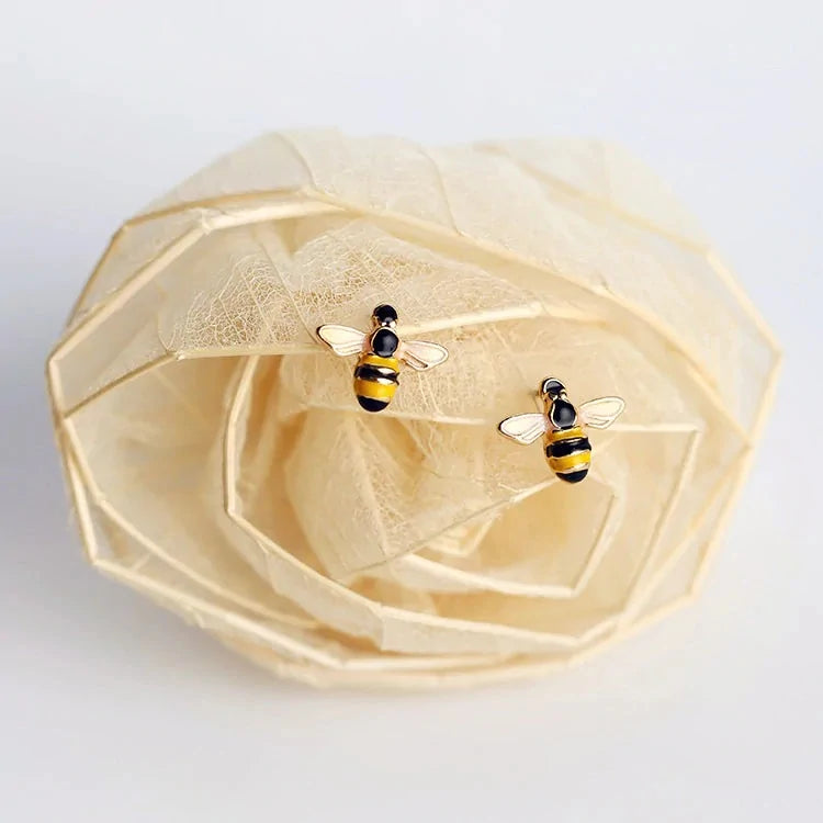 Pendientes de abeja delicados: elegancia sutil con un toque caprichoso