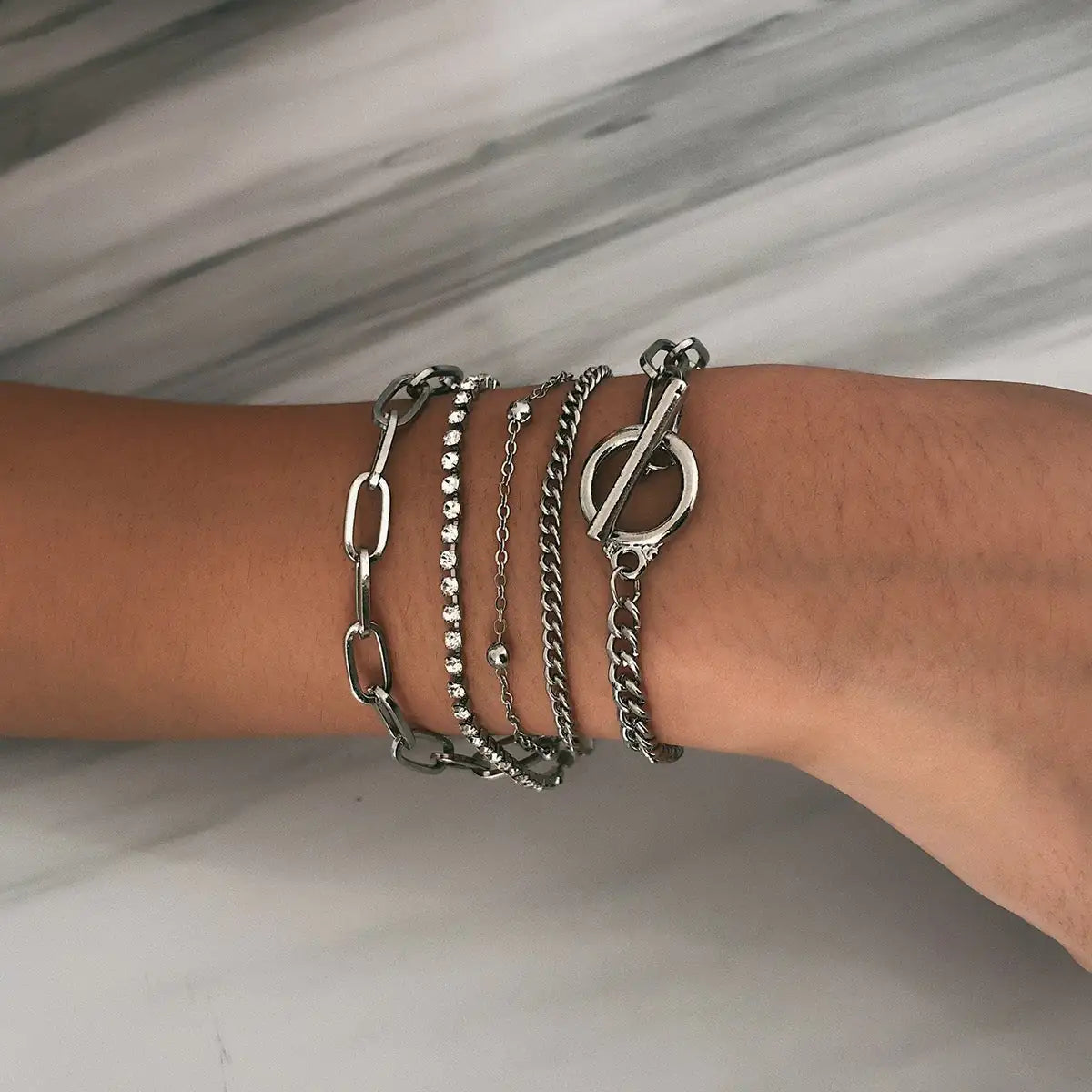 Stylish Silver Bracelet: Perfect Blend of Elegance and Modern Design