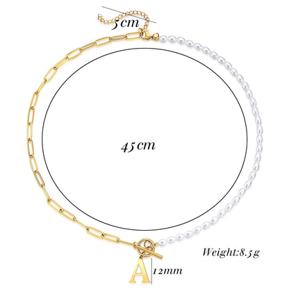 Halskette mit Initialen in Form einer halben Perle und einer halben Büroklammer: Ein personalisiertes Statement der Eleganz