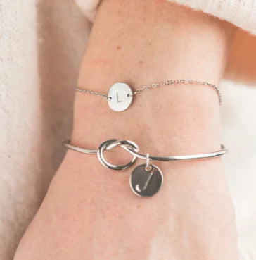 Pulsera con inicial personalizada: un símbolo de conexión duradera