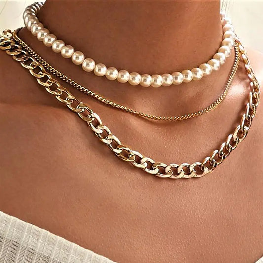 Pearl and Curb Necklace Set: A Blend of Luxury and Elegance