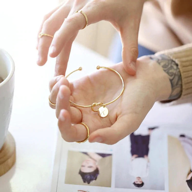 Pulsera con inicial personalizada: un símbolo de conexión duradera