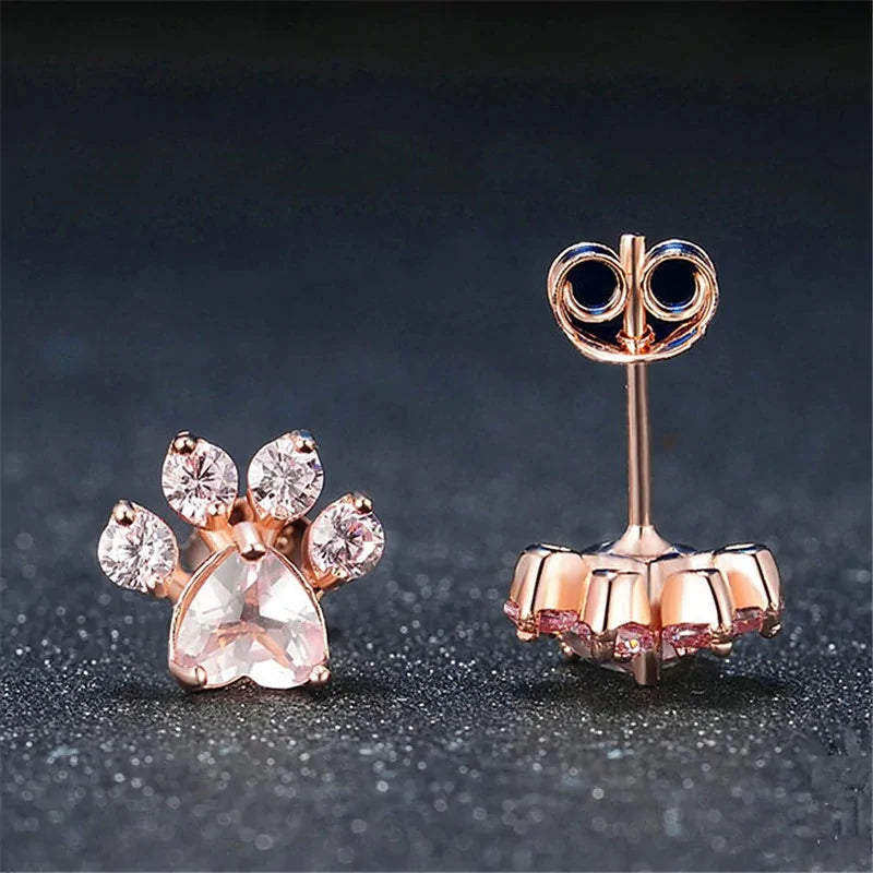 Pendientes de oro rosa con forma de pata: un elegante homenaje a los peludos amigos